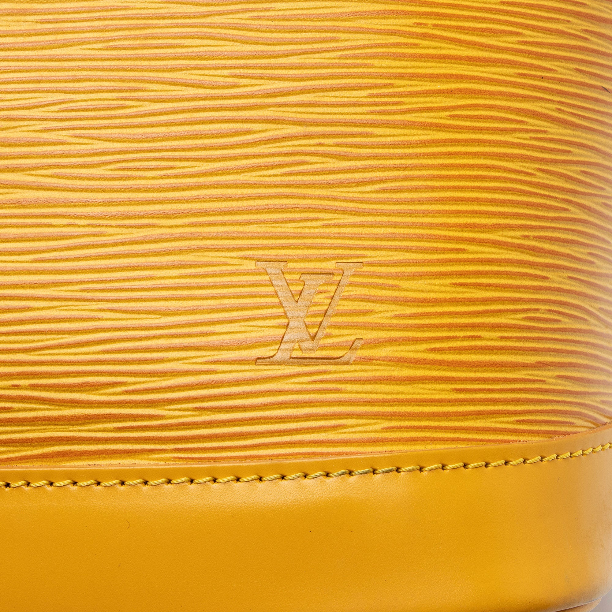 Louis Vuitton Vintage Epi Leather Alma PM Satchel (SHF-1smCHV)