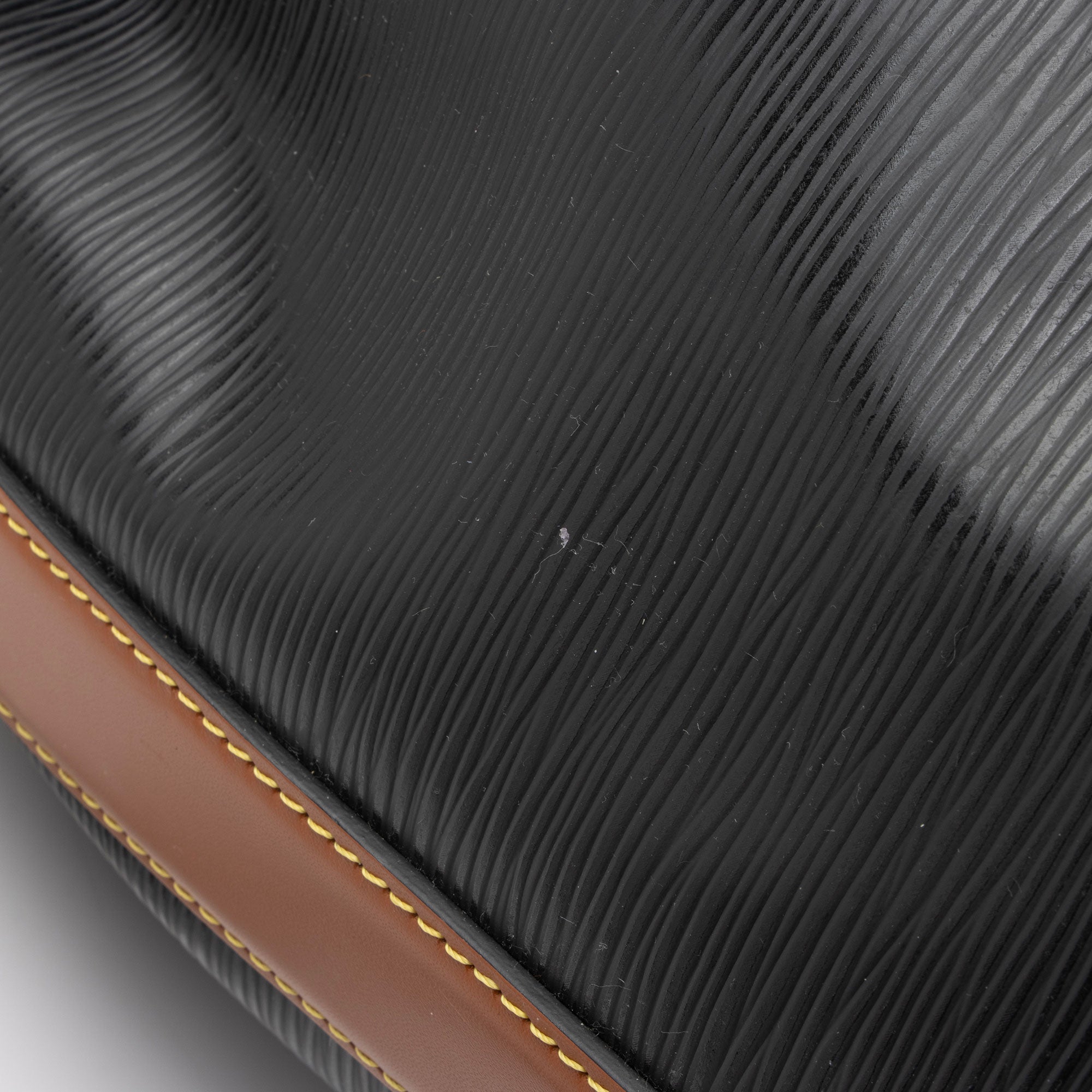 Louis Vuitton Epi Leather Twist Bucket Bag (SHF-6XRjK2)