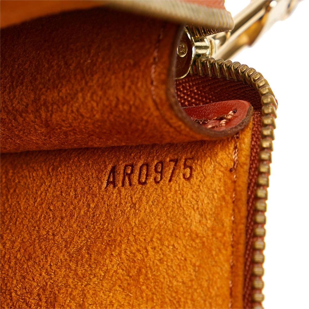 Louis Vuitton Epi Pochette Accessoires (SHG-34423)