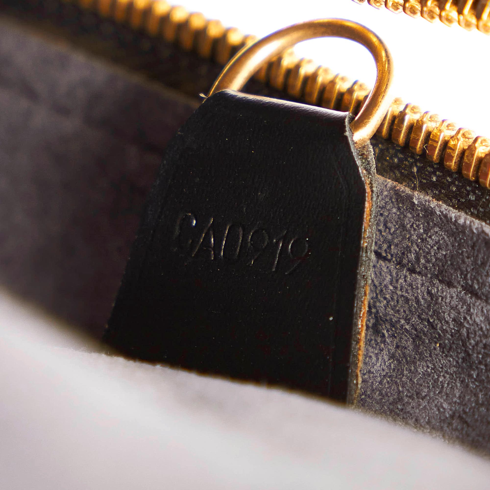 Louis Vuitton Epi Voltaire (SHG-30197)
