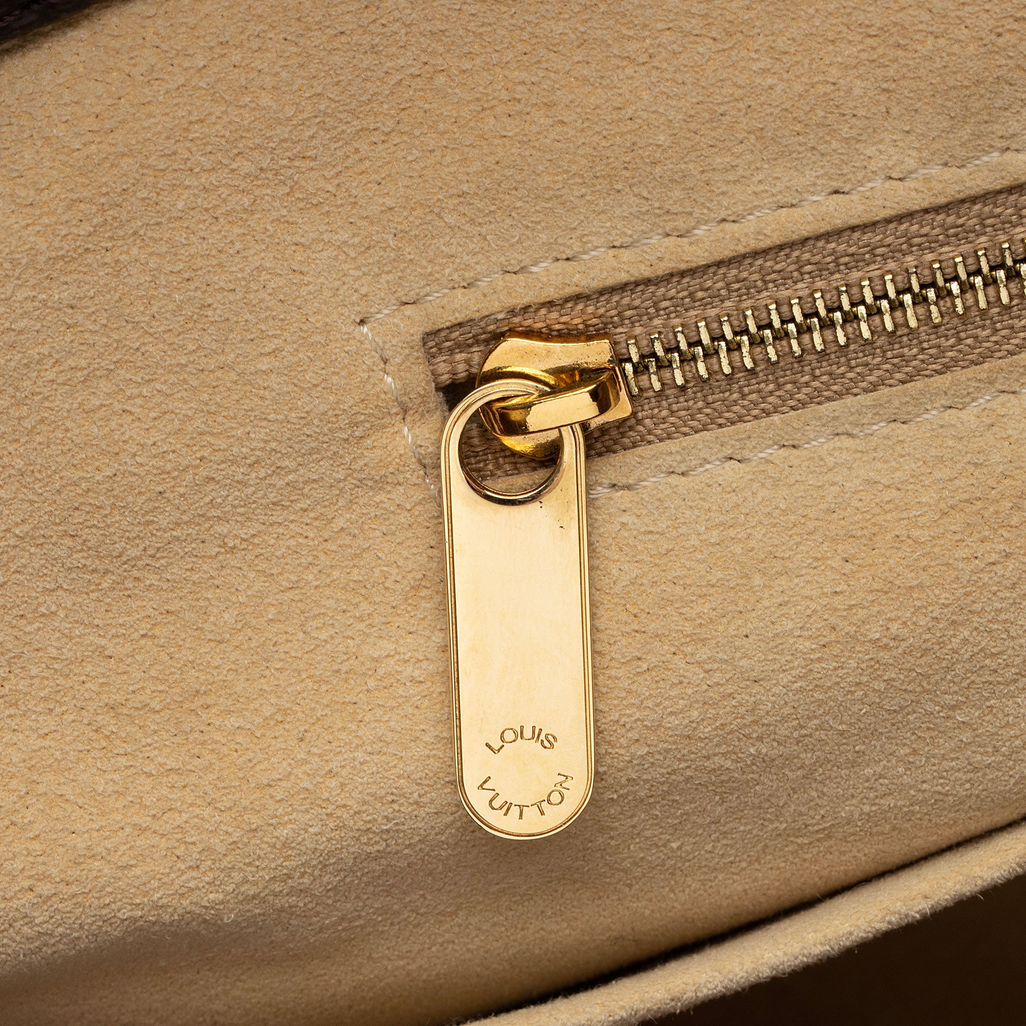 Louis Vuitton Monogram Canvas Artsy MM Shoulder Bag (SHF-ljRbnx)