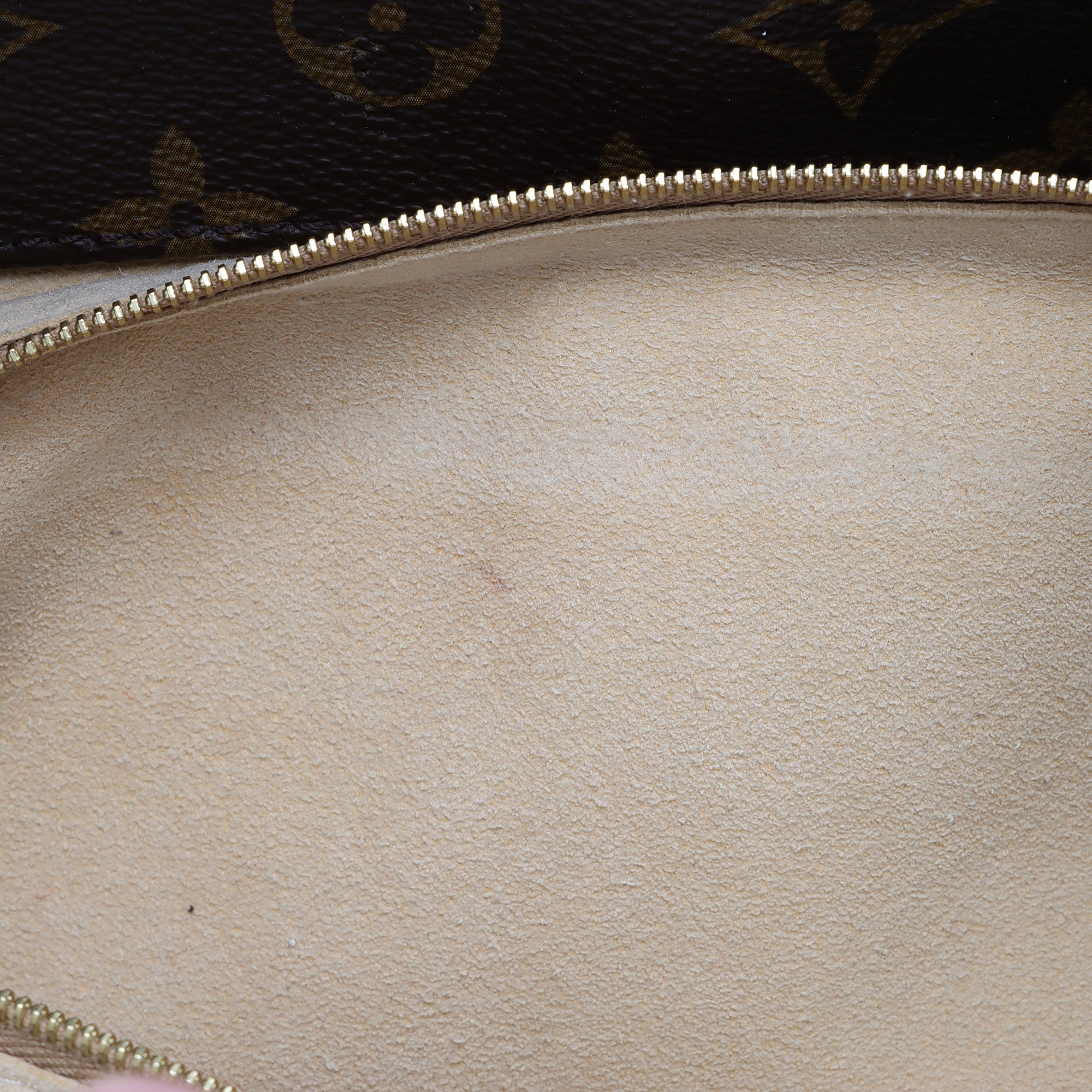 Louis Vuitton Monogram Canvas Artsy MM Shoulder Bag (SHF-ogoQR0)