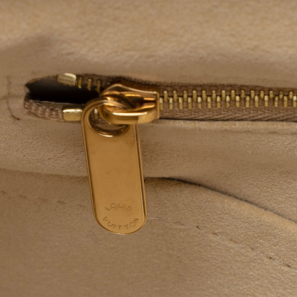 Louis Vuitton Monogram Canvas Artsy MM Shoulder Bag (SHF-sGWlCK)