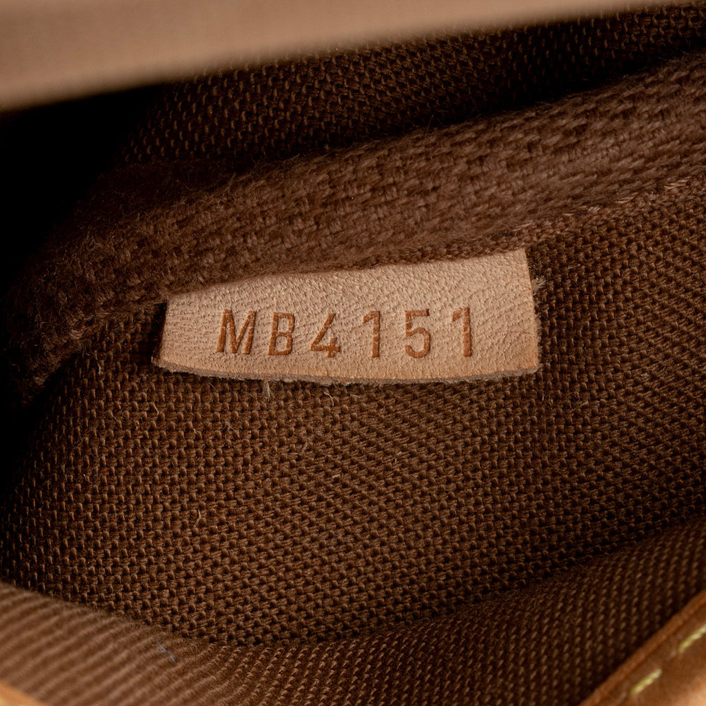 Louis Vuitton Monogram Canvas Saumur 30 Messenger Bag (SHF-Uyfdal)