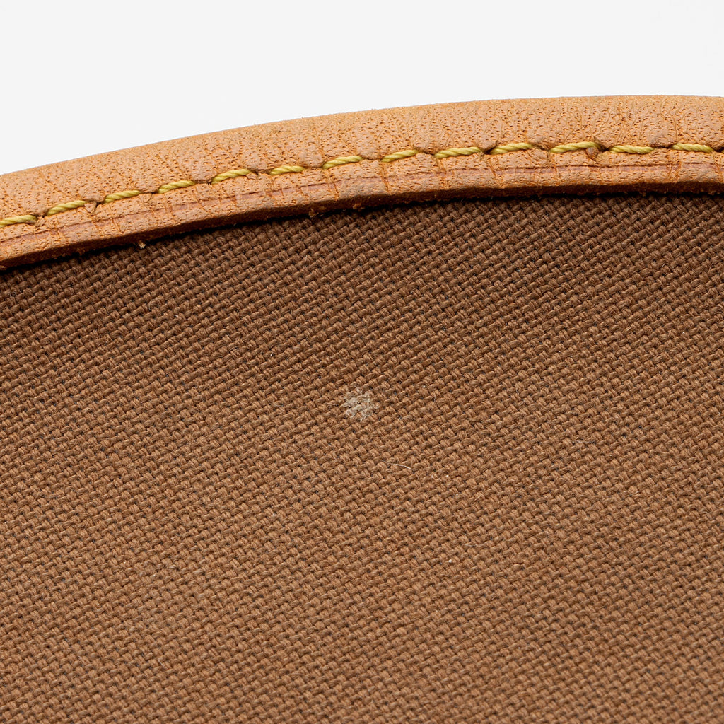 Louis Vuitton Monogram Canvas Saumur 30 Messenger Bag (SHF-Uyfdal)