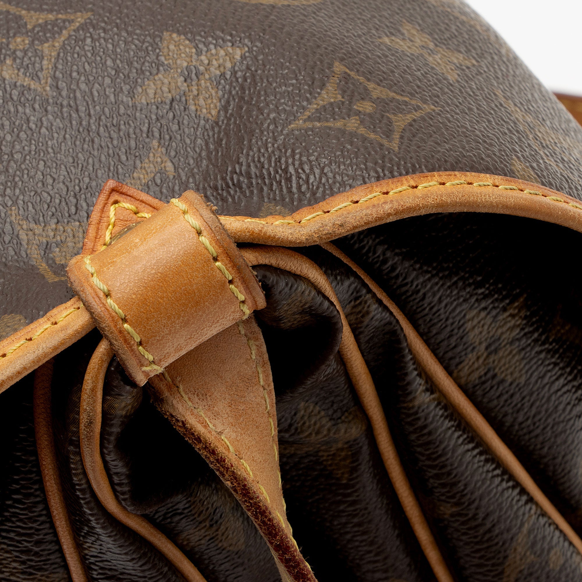 Louis Vuitton Monogram Canvas Saumur 30 Messenger Bag (SHF-Uyfdal)