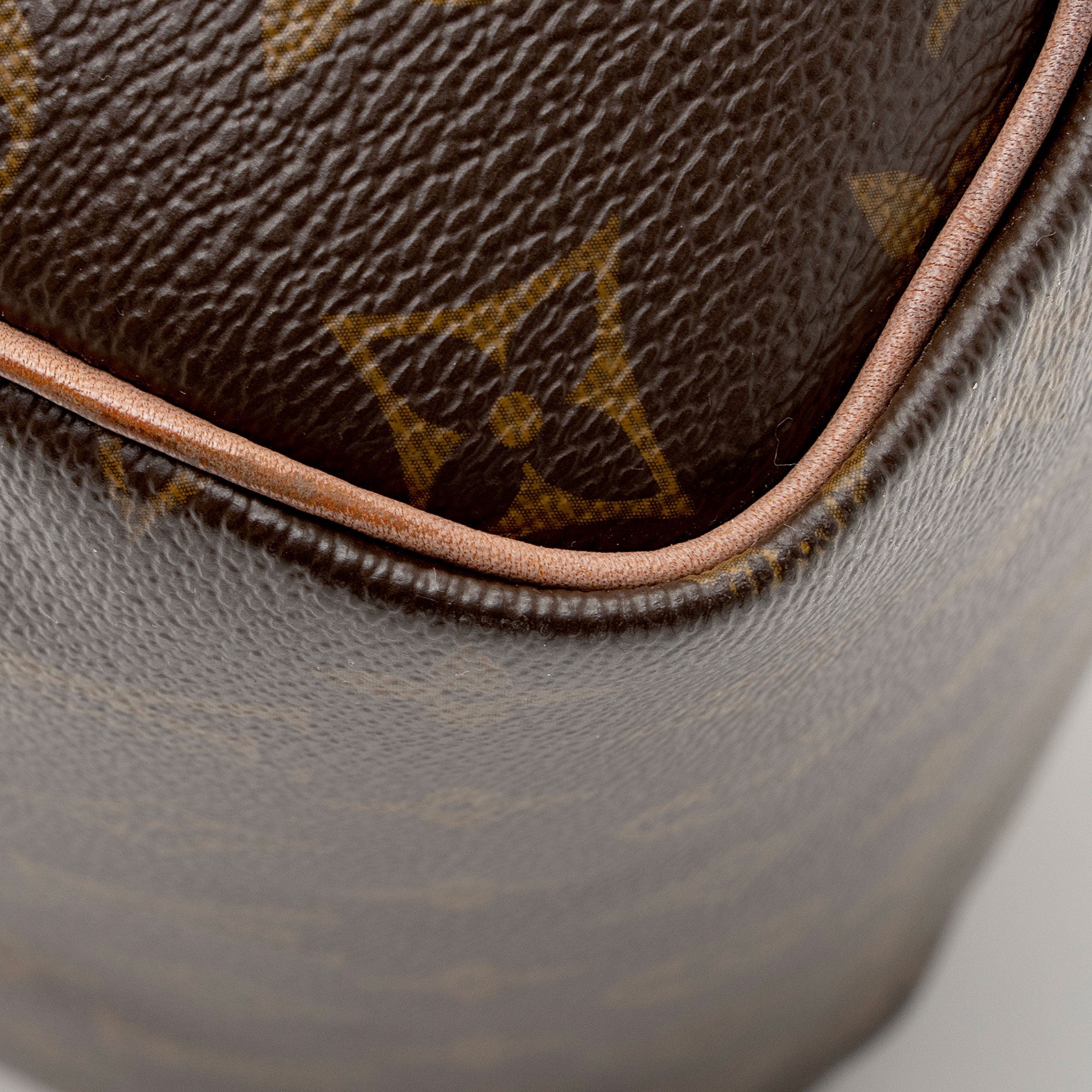 Louis Vuitton Monogram Canvas Speedy 30 Satchel (SHF-w8aaxC)