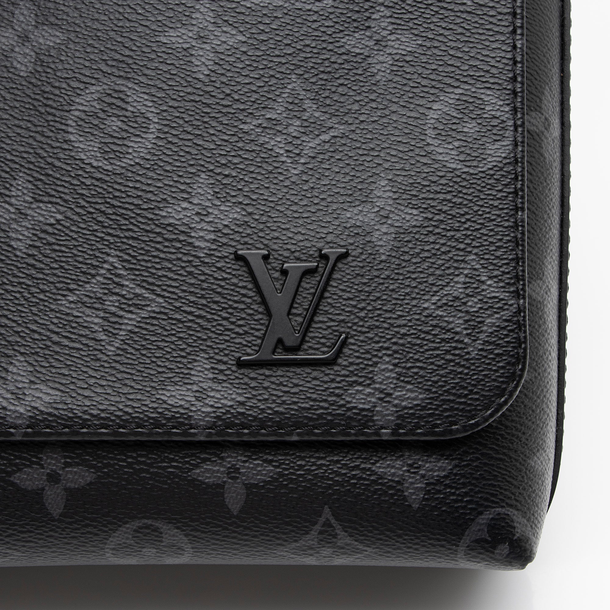 Louis Vuitton Monogram Eclipse District PM Messenger (SHF-vwUUWv)