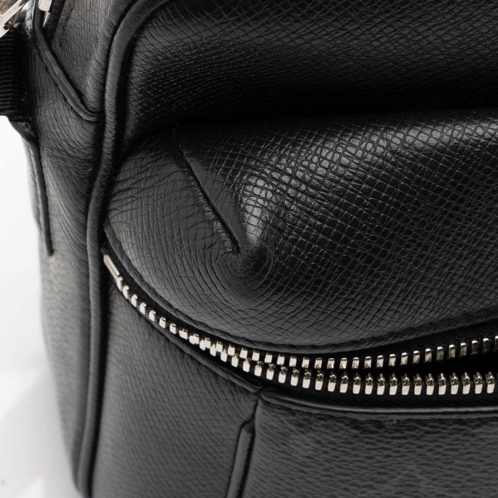 Louis Vuitton Monogram Eclipse Taiga Leather Outdoor Messenger Bag (SHF-u7xRKn)