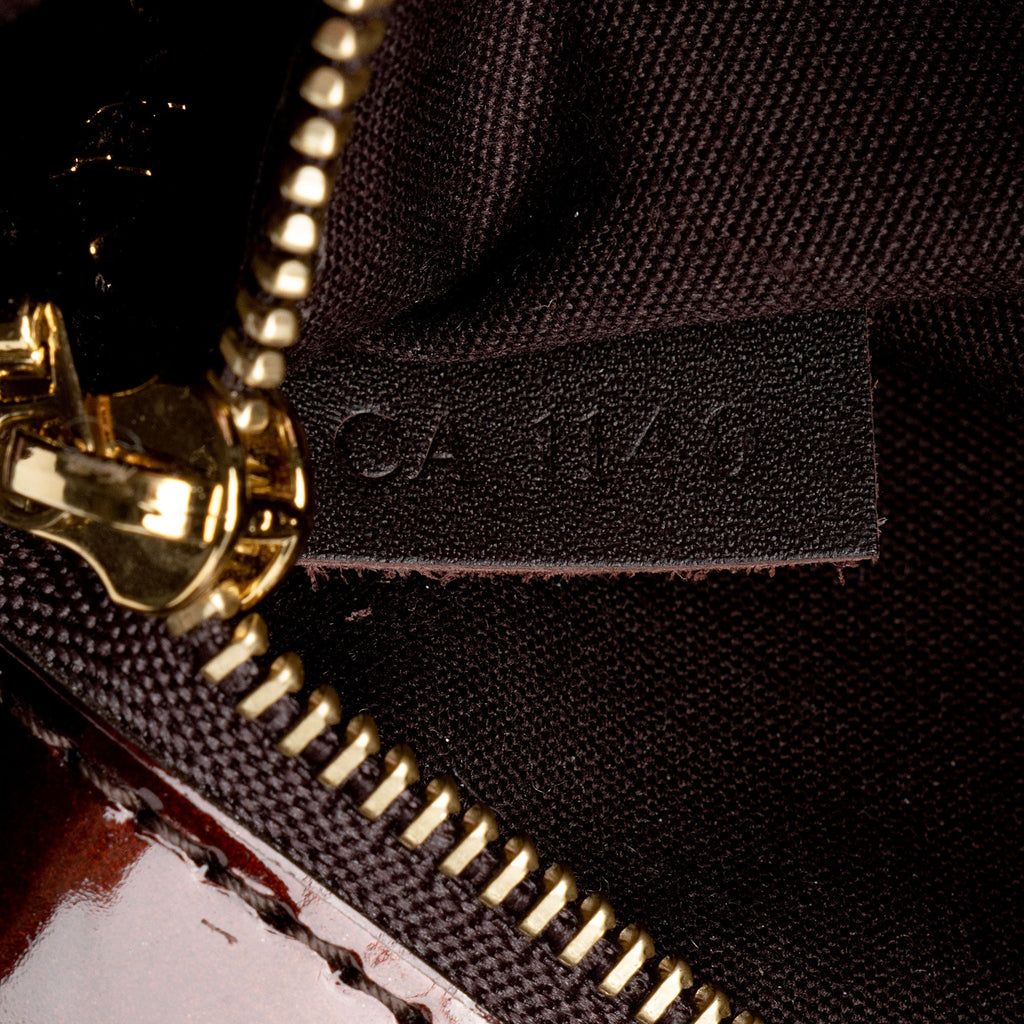 Louis Vuitton Patent Leather Sobe Clutch (SHF-O0hDXi)