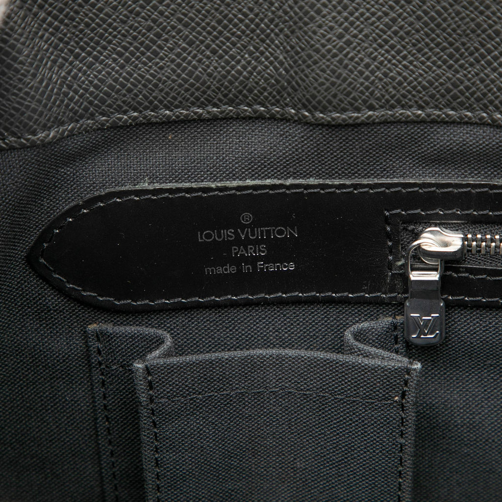 Louis Vuitton Taiga Kasbek GM