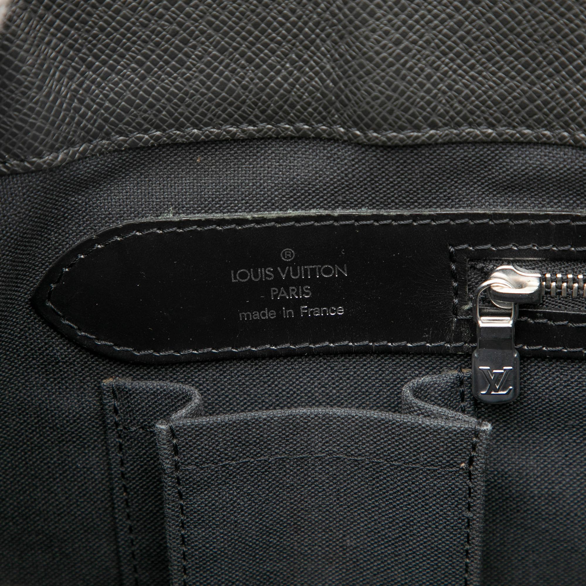 Louis Vuitton Taiga Kasbek GM
