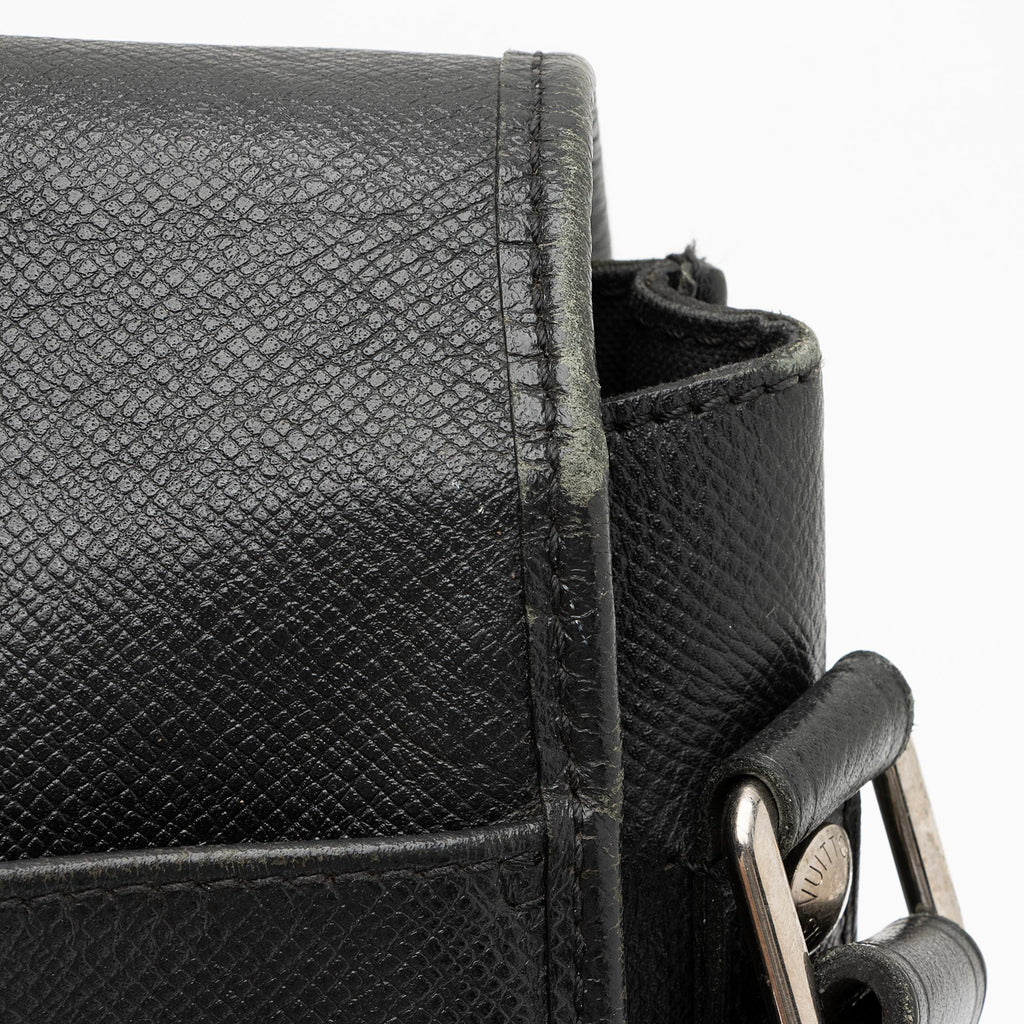 Louis Vuitton Taiga Leather Andrei Messenger Bag (SHF-23822)