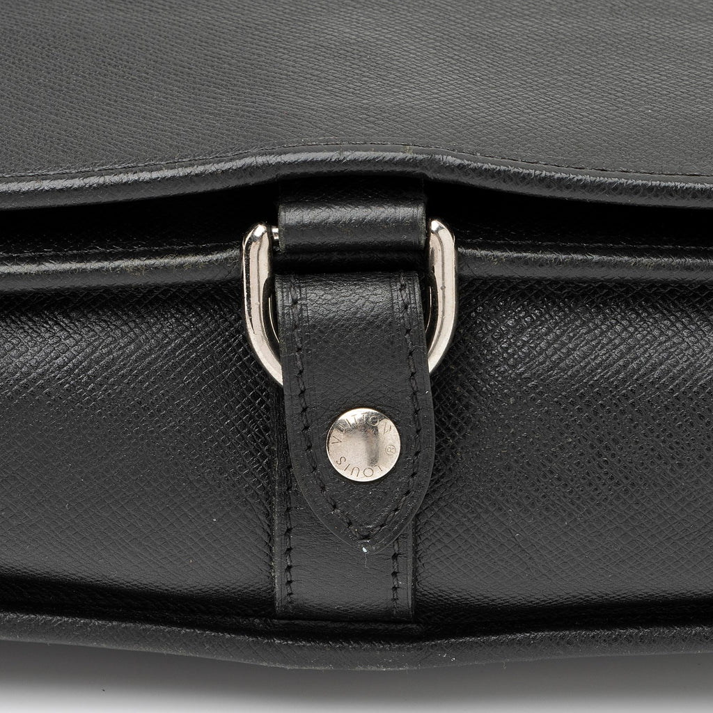 Louis Vuitton Taiga Leather Andrei Messenger Bag (SHF-23822)