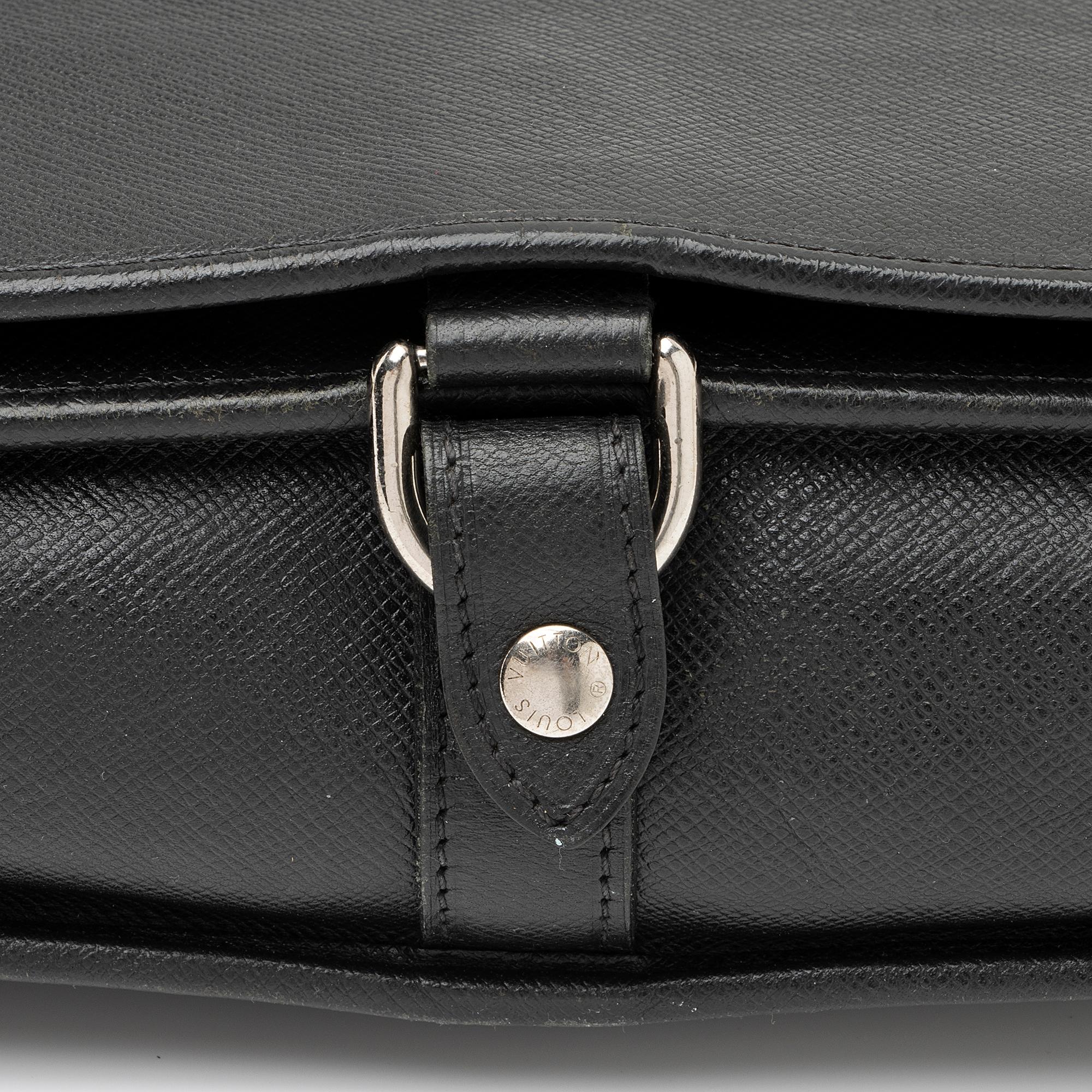 Louis Vuitton Taiga Leather Andrei Messenger Bag (SHF-23822)
