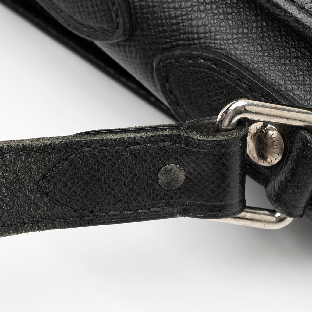 Louis Vuitton Taiga Leather Andrei Messenger Bag (SHF-23822)
