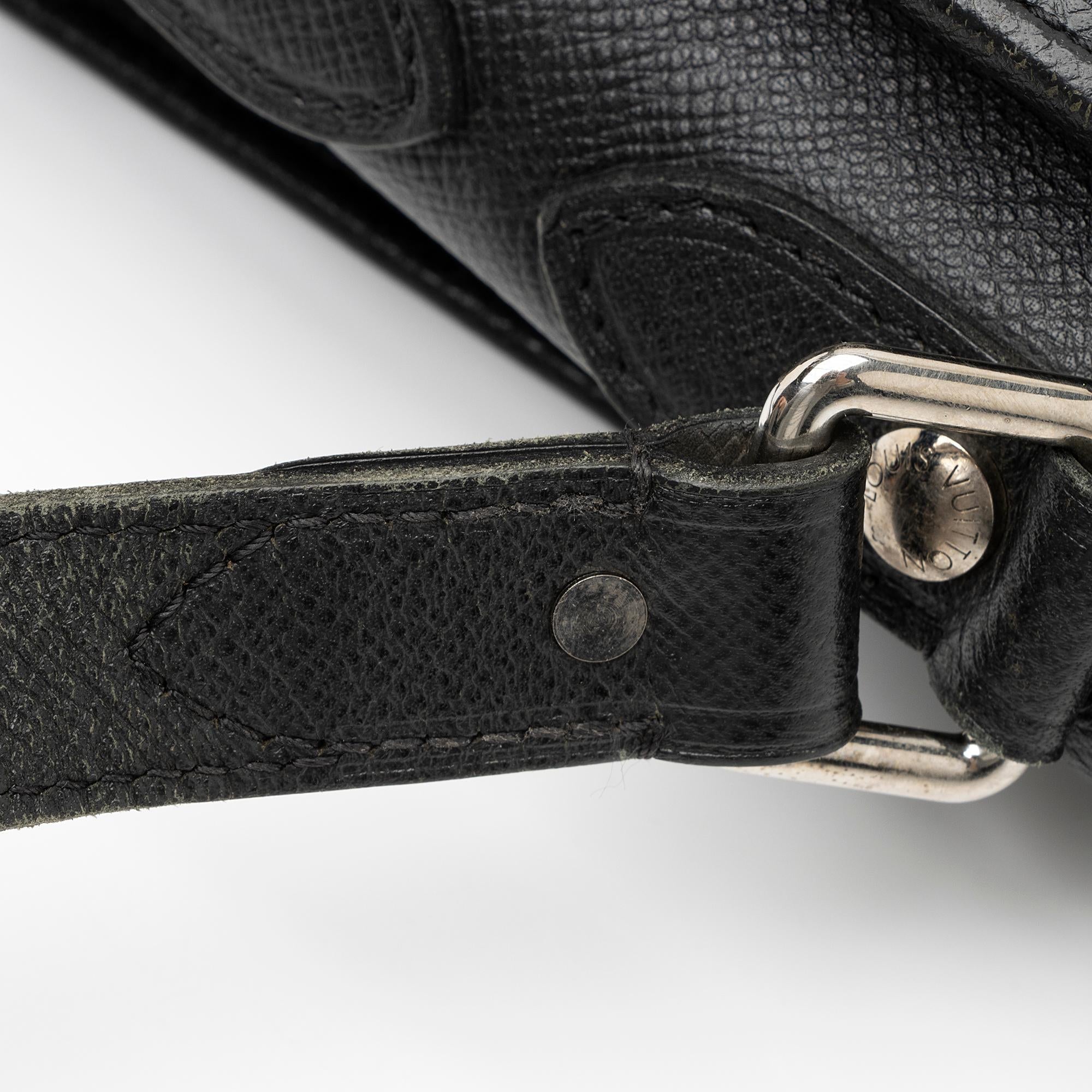 Louis Vuitton Taiga Leather Andrei Messenger Bag (SHF-23822)