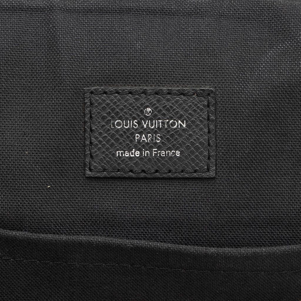 Louis Vuitton Taiga Leather Andrei Messenger Bag (SHF-23822)