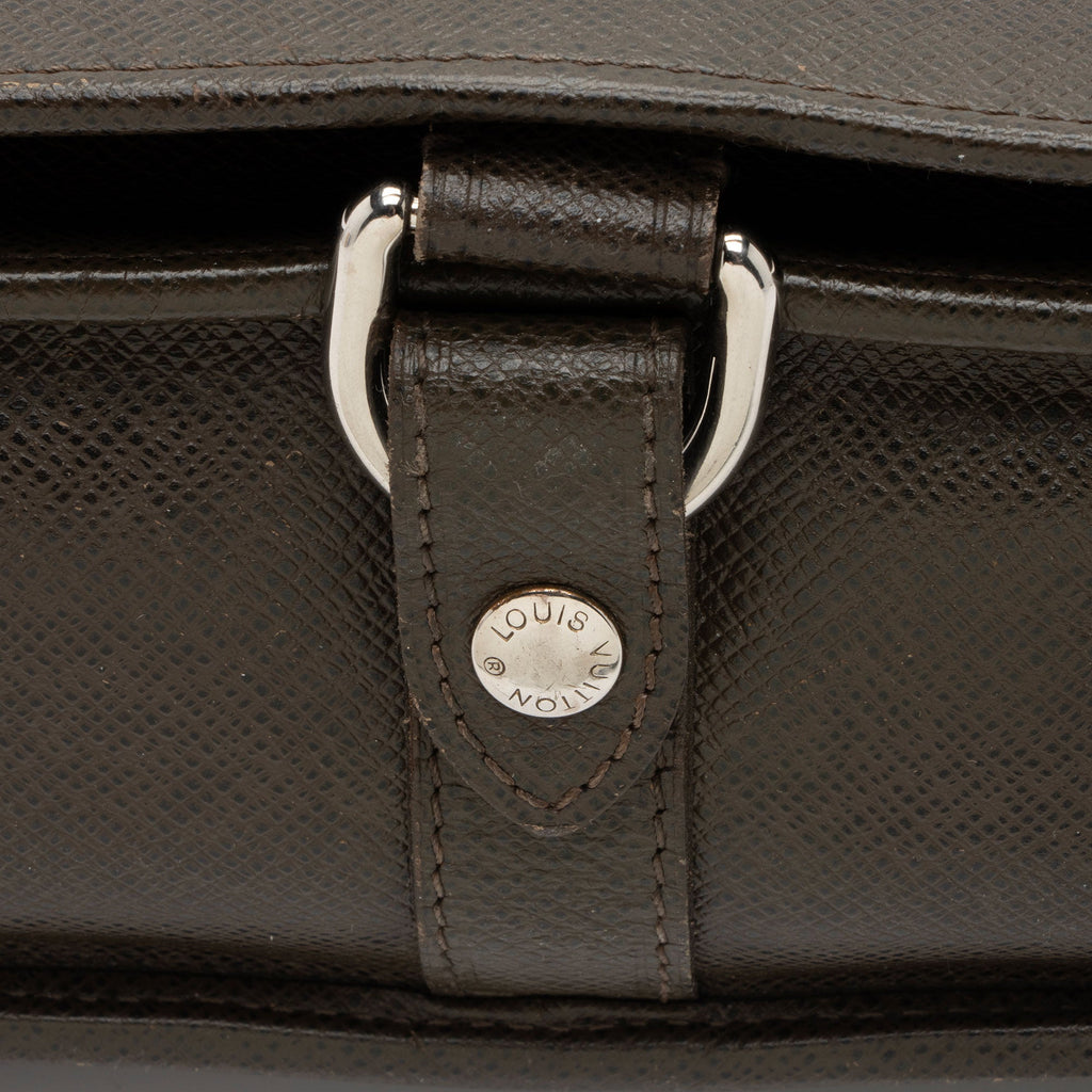 Louis Vuitton Taiga Leather Andrei Messenger (SHF-IYHH6n)