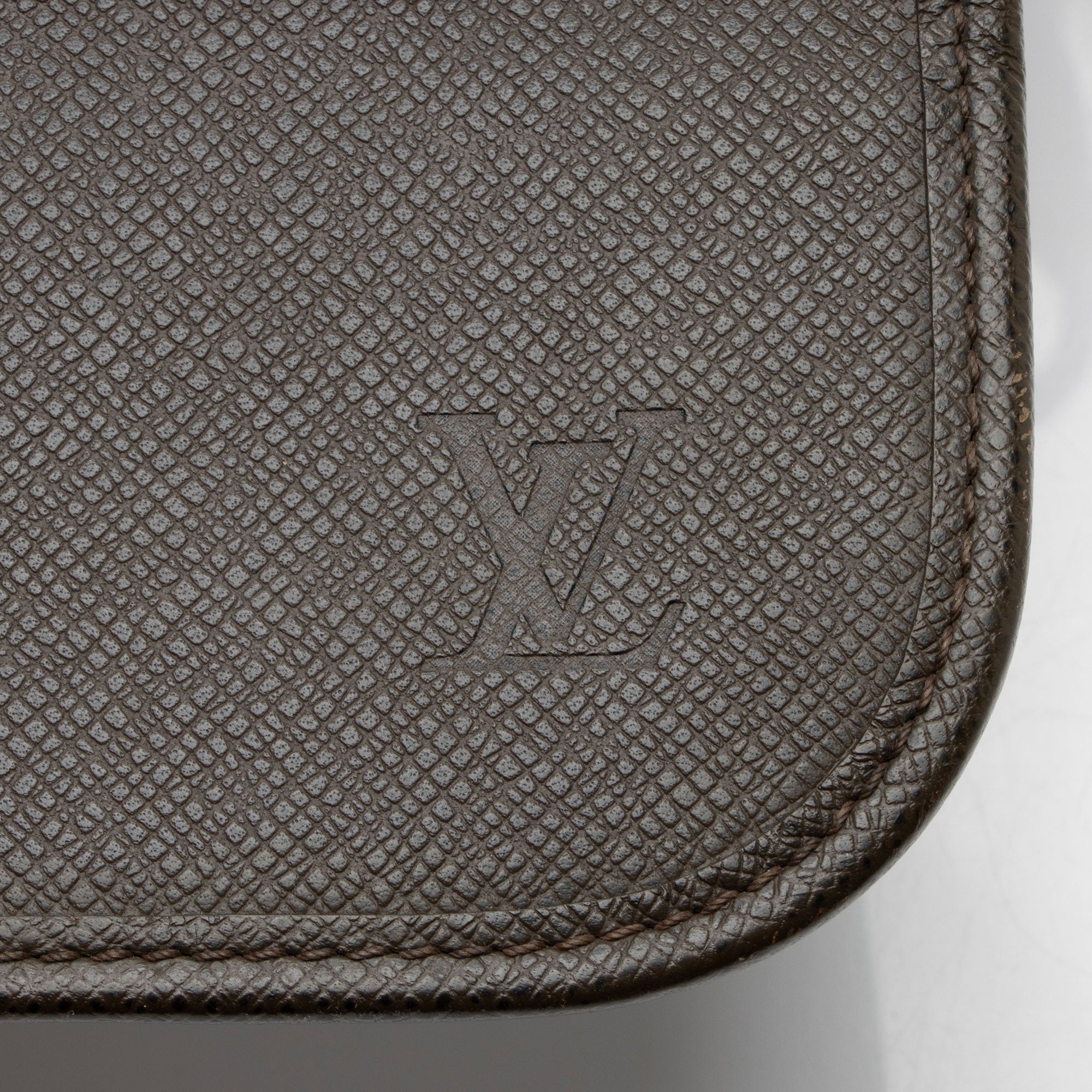 Louis Vuitton Taiga Leather Andrei Messenger (SHF-IYHH6n)