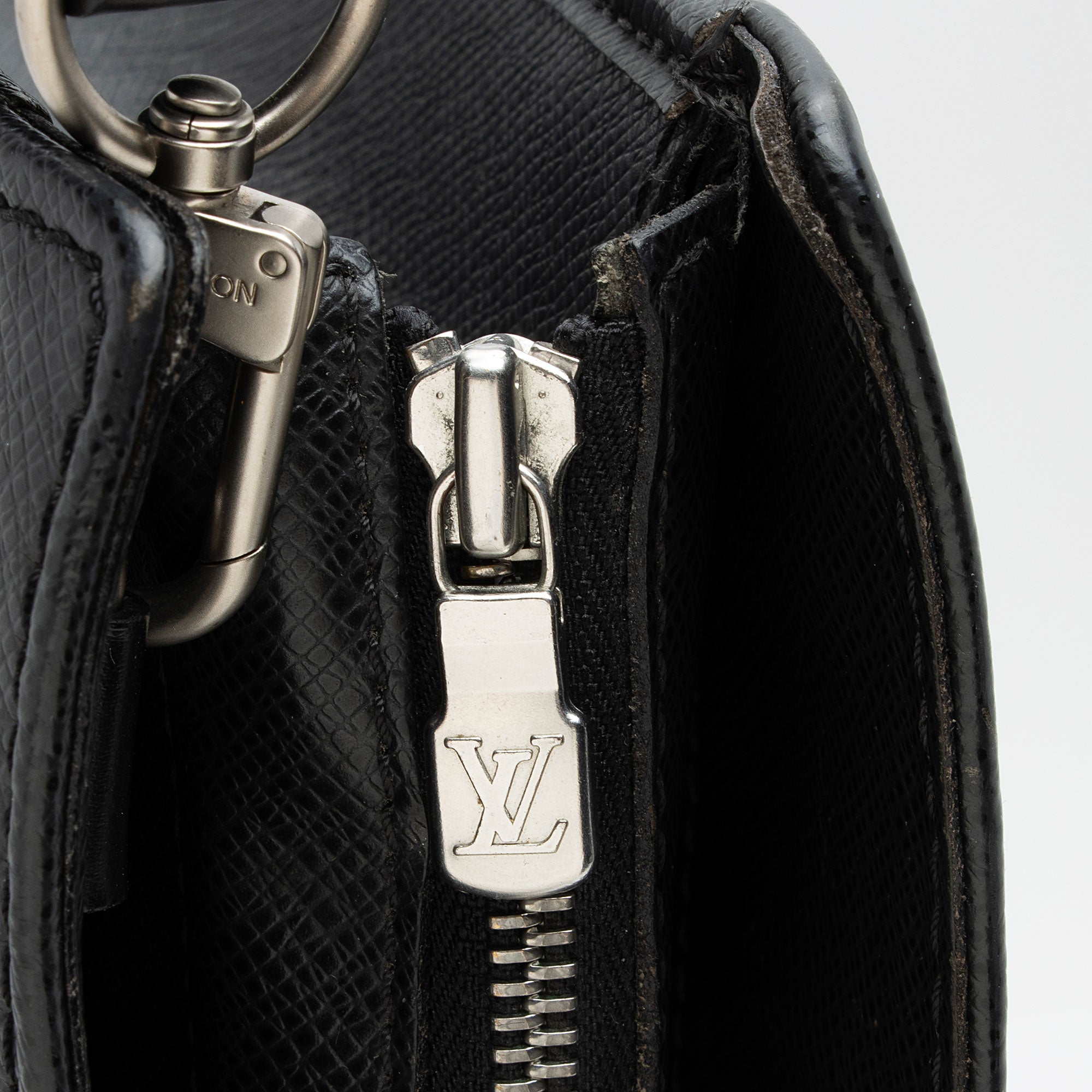 Louis Vuitton Taiga Leather Lozan Briefcase (SHF-9OeHvp)