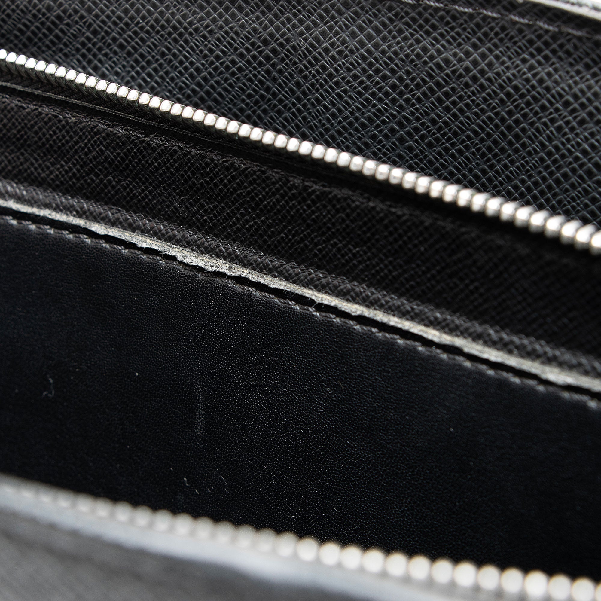 Louis Vuitton Taiga Leather Lozan Briefcase (SHF-9OeHvp)