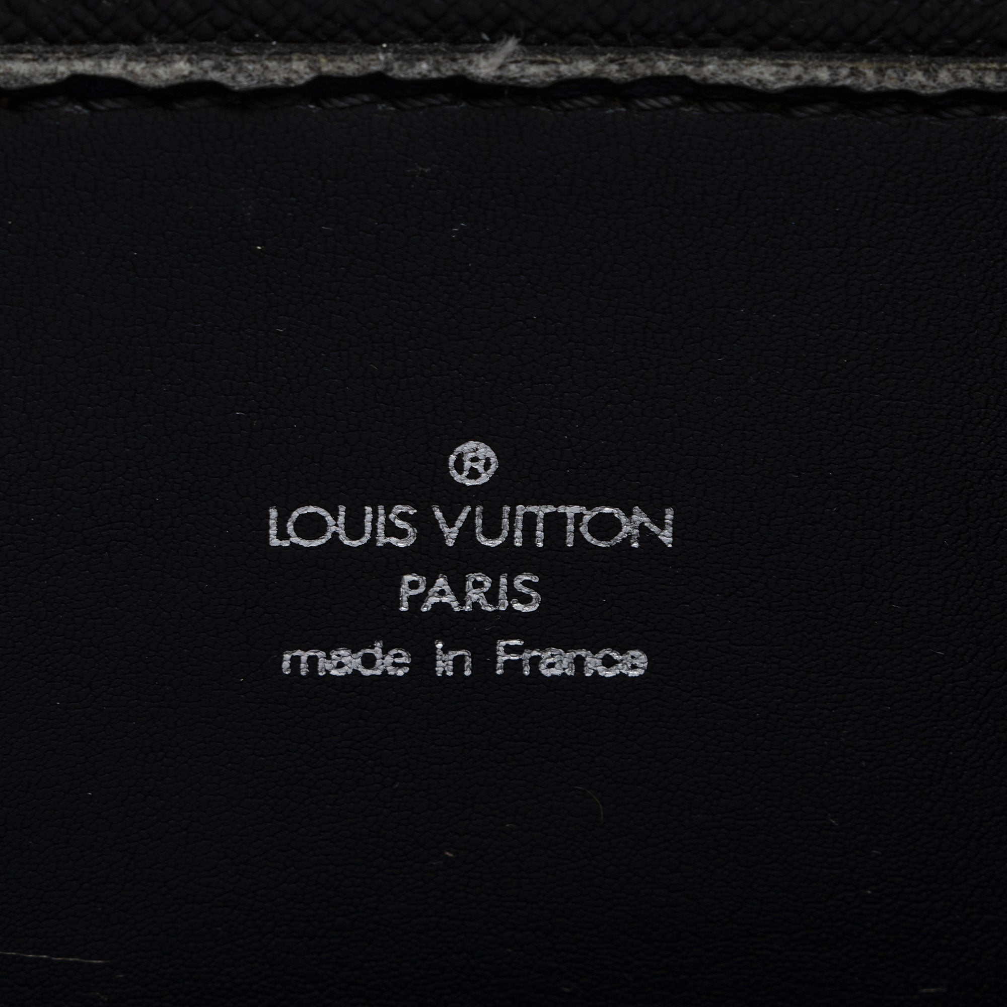 Louis Vuitton Taiga Leather Lozan Briefcase (SHF-9OeHvp)