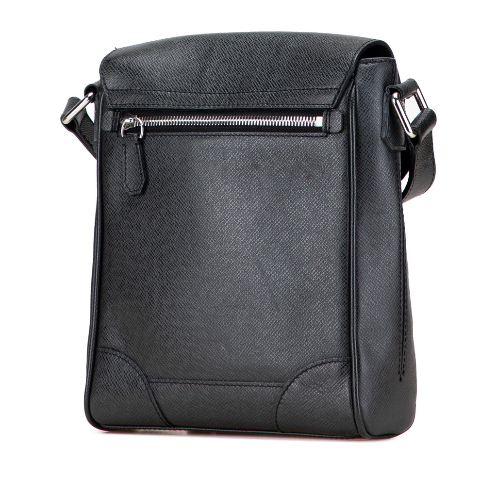 Louis Vuitton Taiga Luca