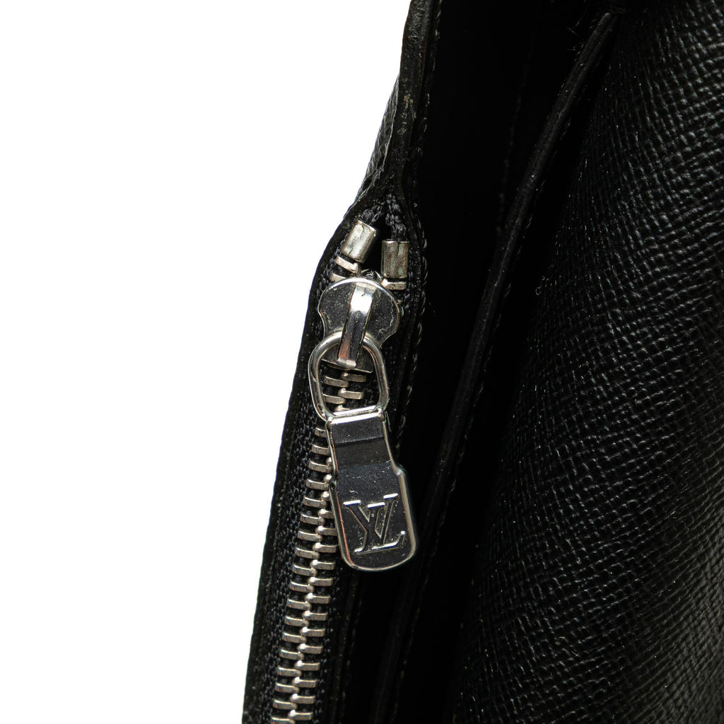 Louis Vuitton Taiga Minuto