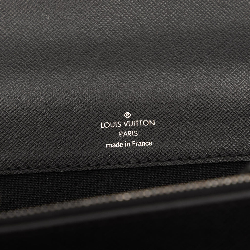 Louis Vuitton Taiga Robusto 2
