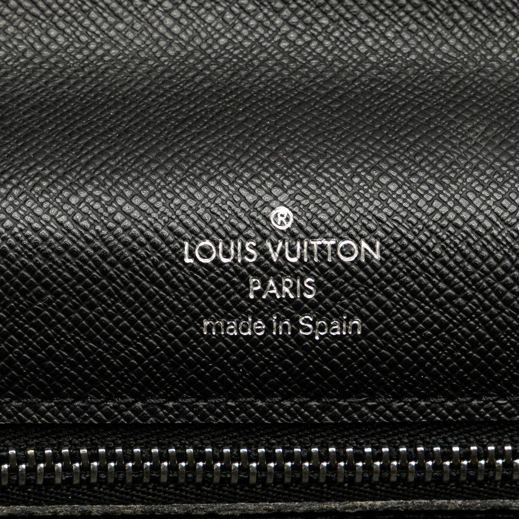 Louis Vuitton Taiga Selenga