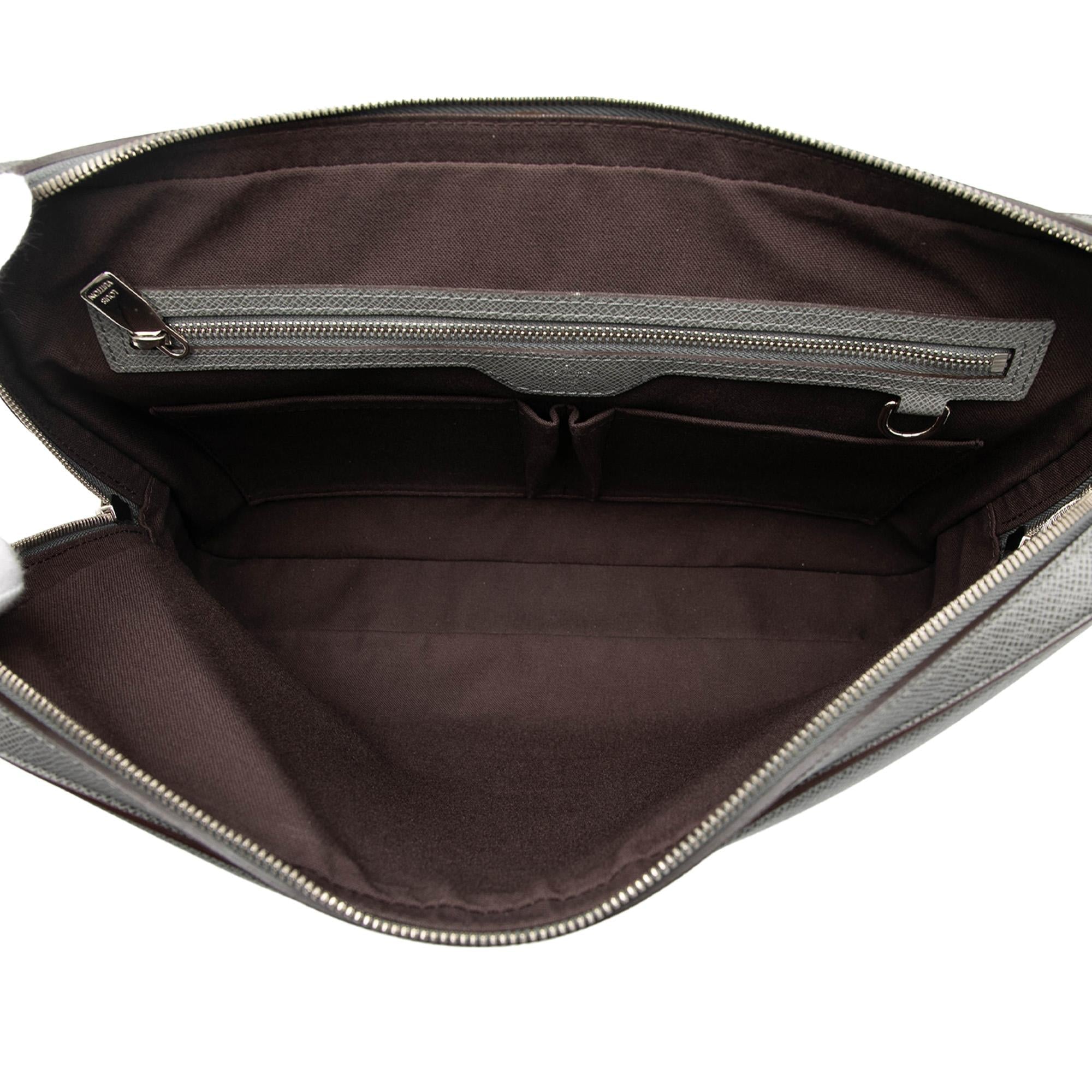 Louis Vuitton Taiga Vassili GM