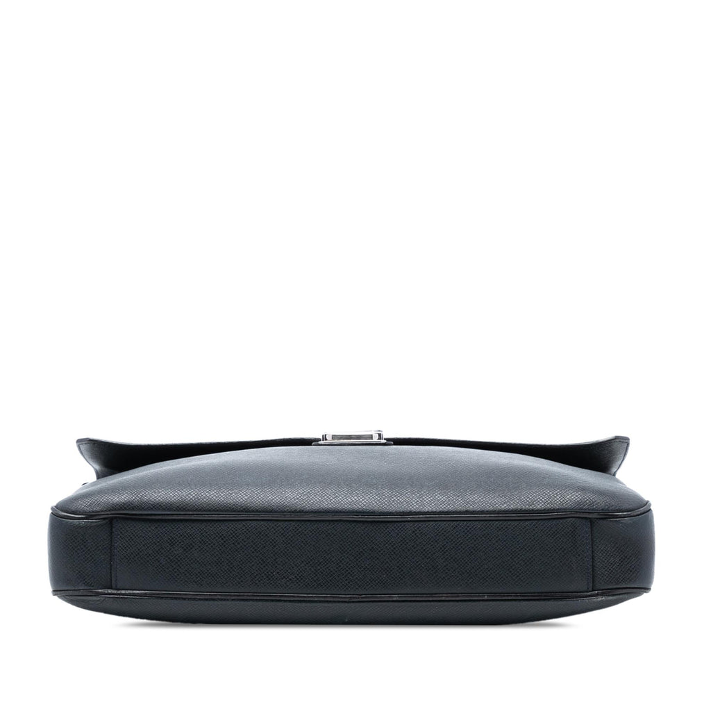 Louis Vuitton Taiga Vassili PM