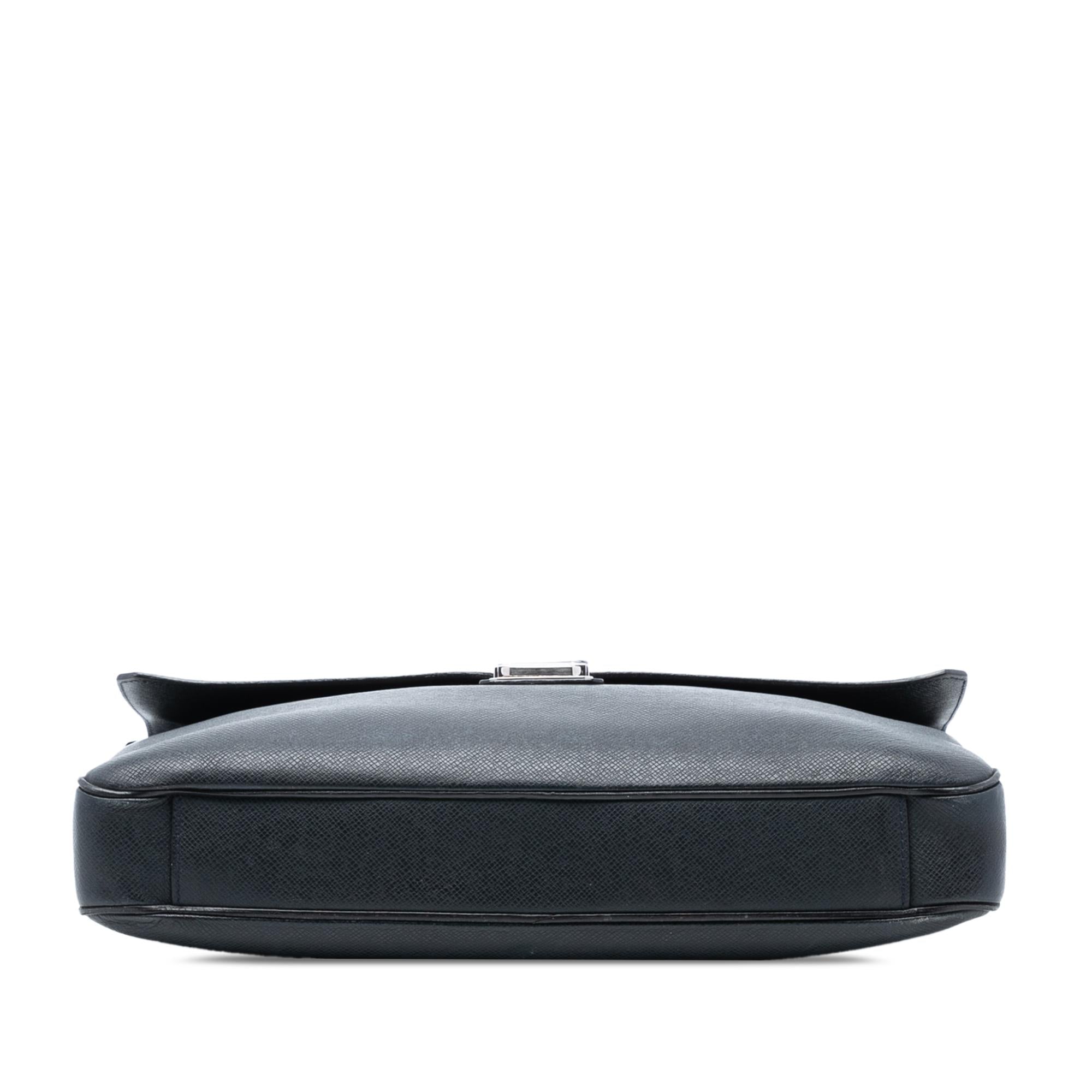 Louis Vuitton Taiga Vassili PM