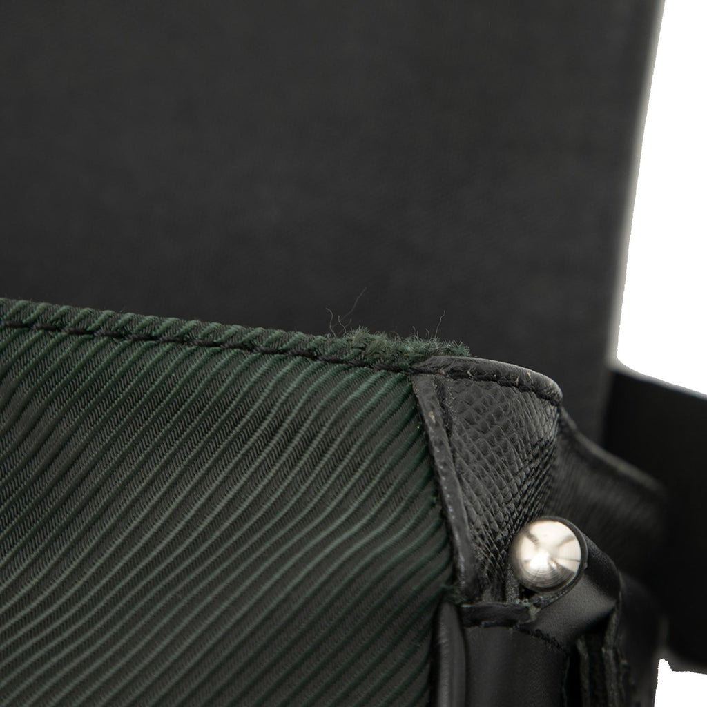 Louis Vuitton Taiga Viktor