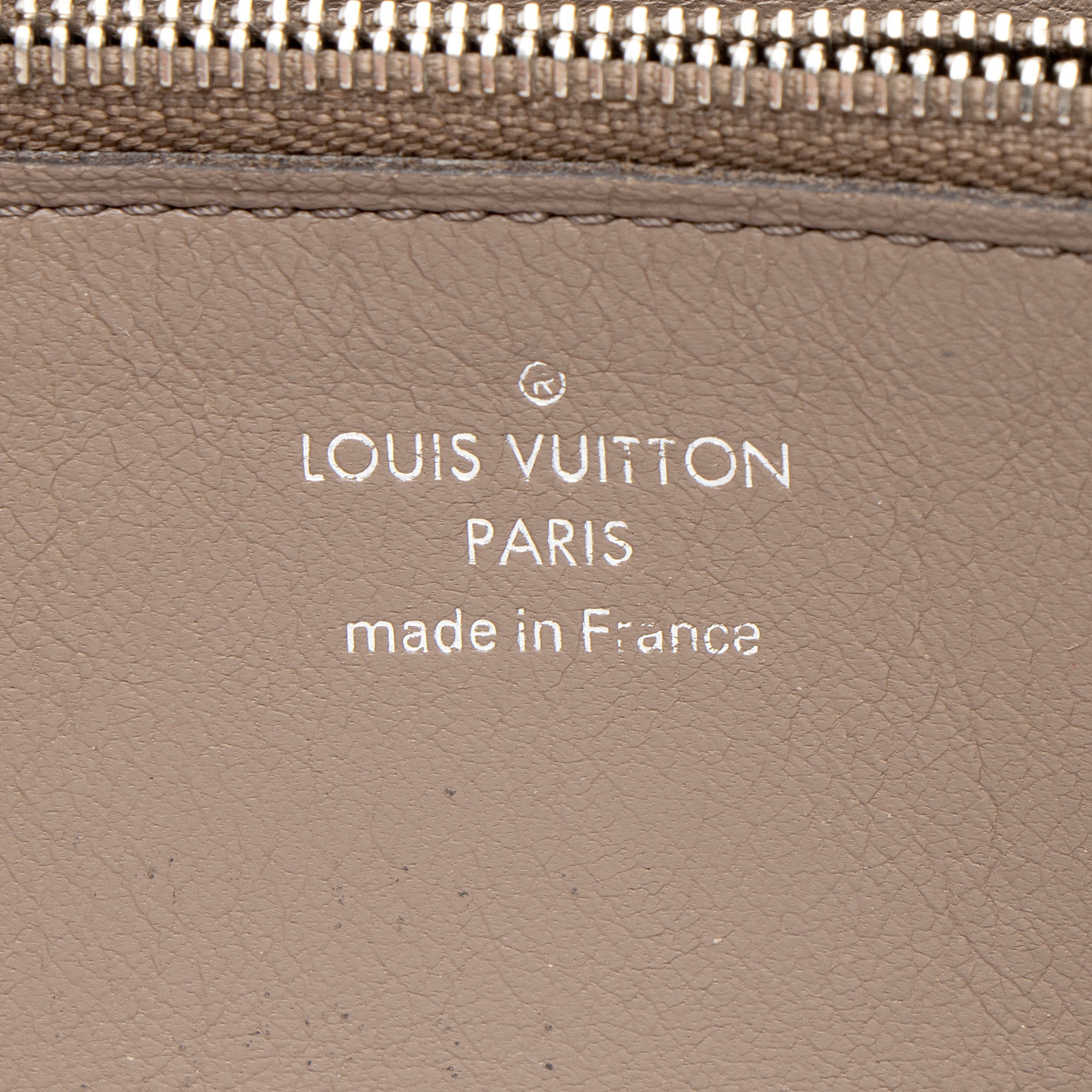 Louis Vuitton Veau Cachemire Comete Zip Around Wallet