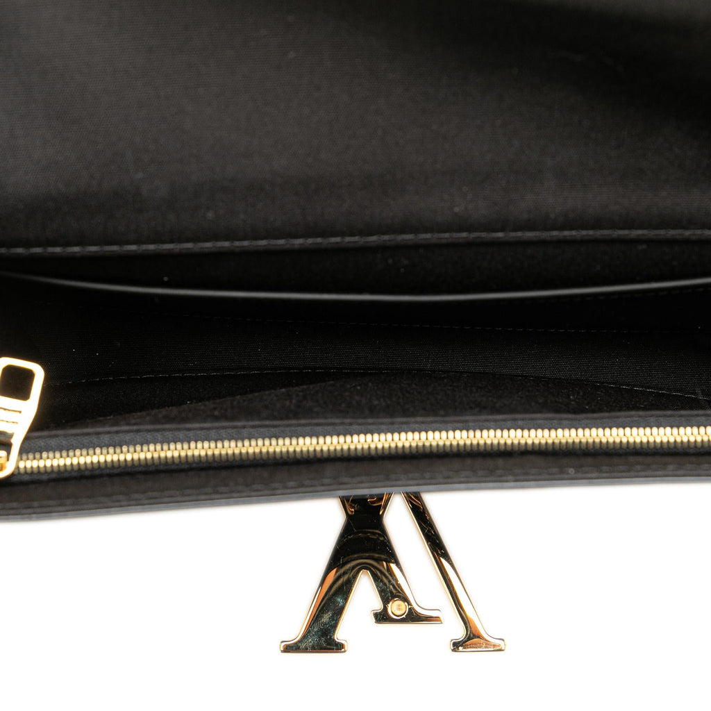 Louis Vuitton Vernis Louise East West Clutch (SHG-HaRu4Q)
