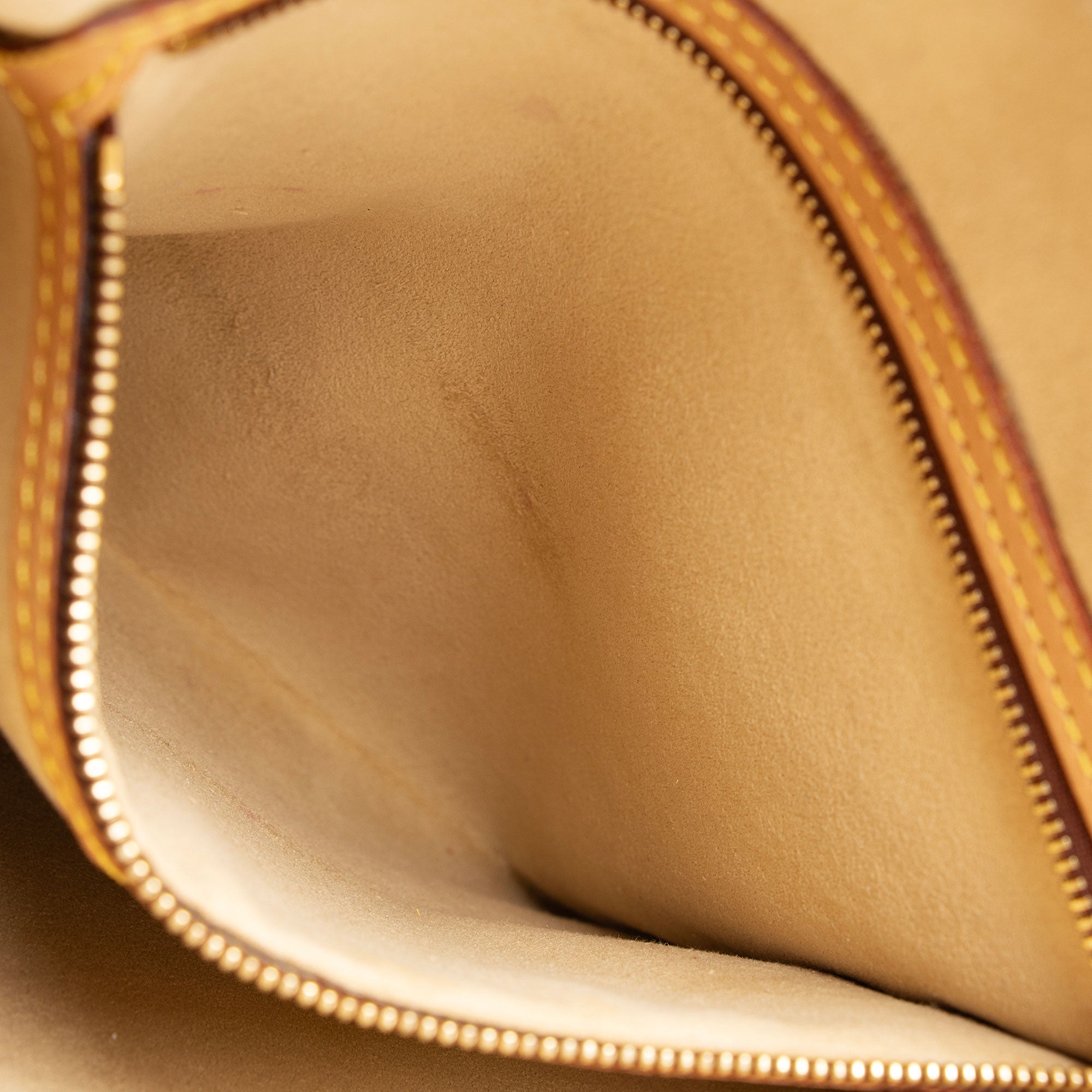 Louis Vuitton Vintage Monogram Canvas Looping GM Shoulder Bag (SHF-MUZTcv)