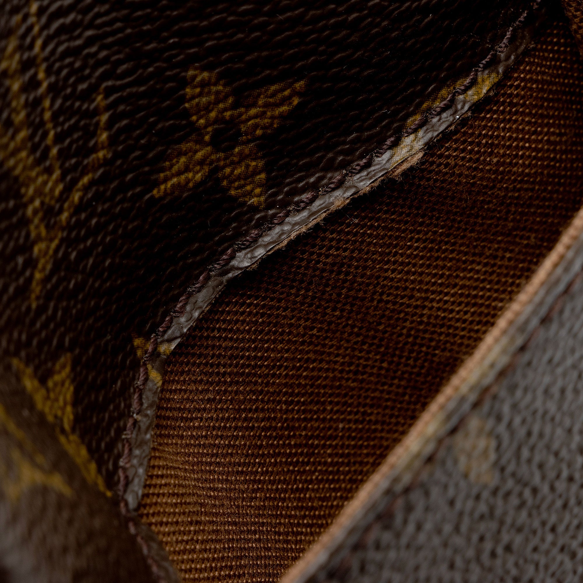 Louis Vuitton Vintage Monogram Canvas Pochette Gange Sling Bag (SHF-BjNVCp)