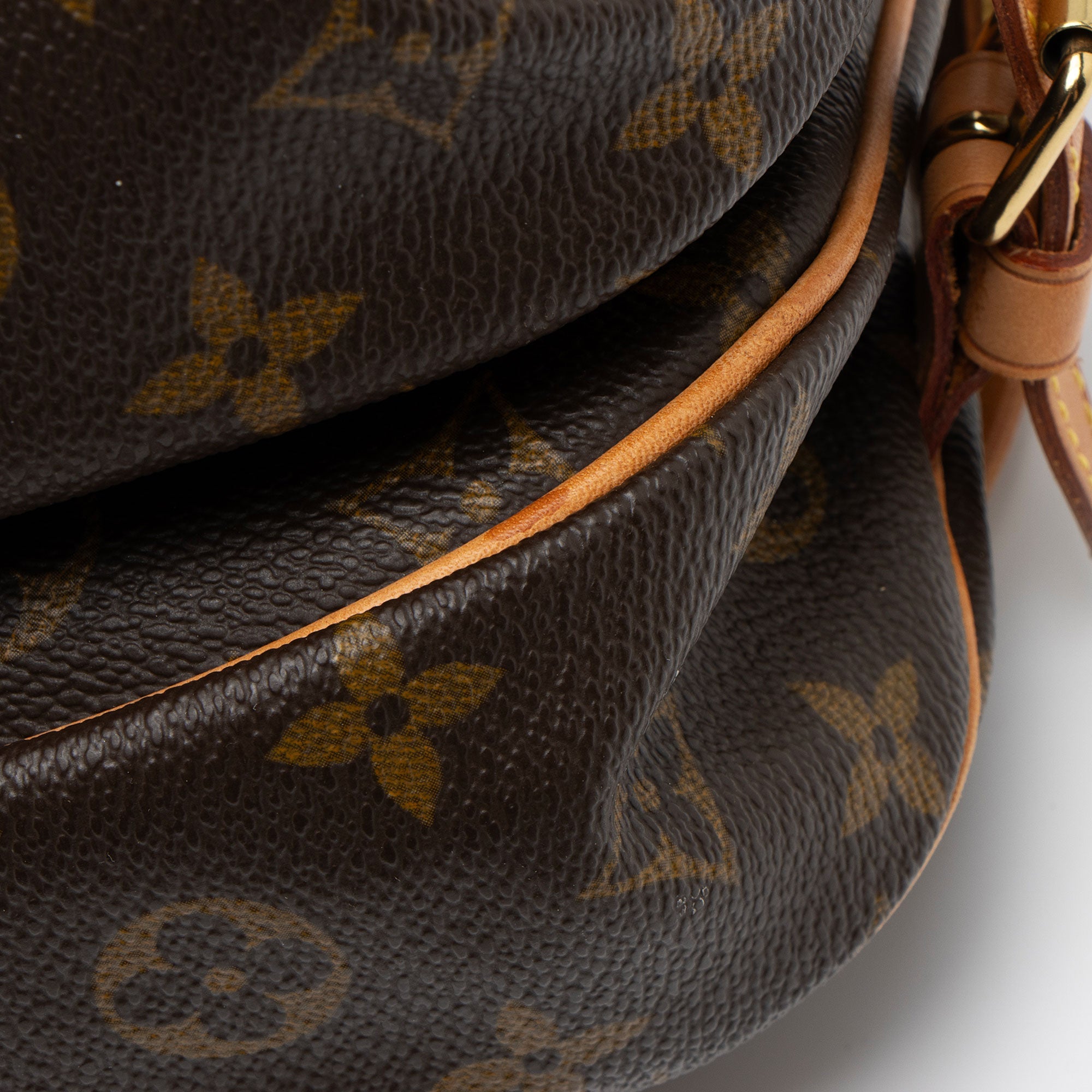 Louis Vuitton Vintage Monogram Canvas Saumur 30 Messenger (SHF-jWAQc2)