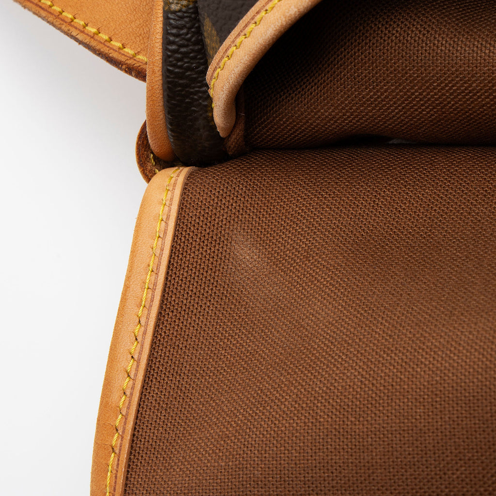 Louis Vuitton Vintage Monogram Canvas Saumur 30 Messenger (SHF-jWAQc2)