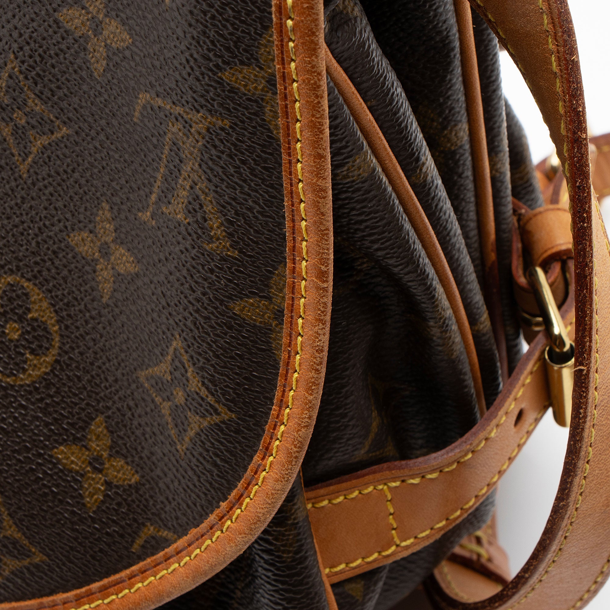 Louis Vuitton Vintage Monogram Canvas Saumur 30 Messenger (SHF-jWAQc2)
