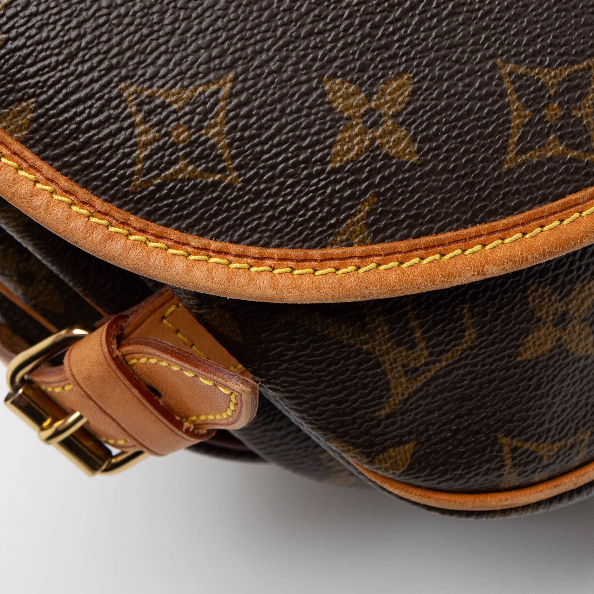 Louis Vuitton Vintage Monogram Canvas Saumur 30 Messenger (SHF-jWAQc2)