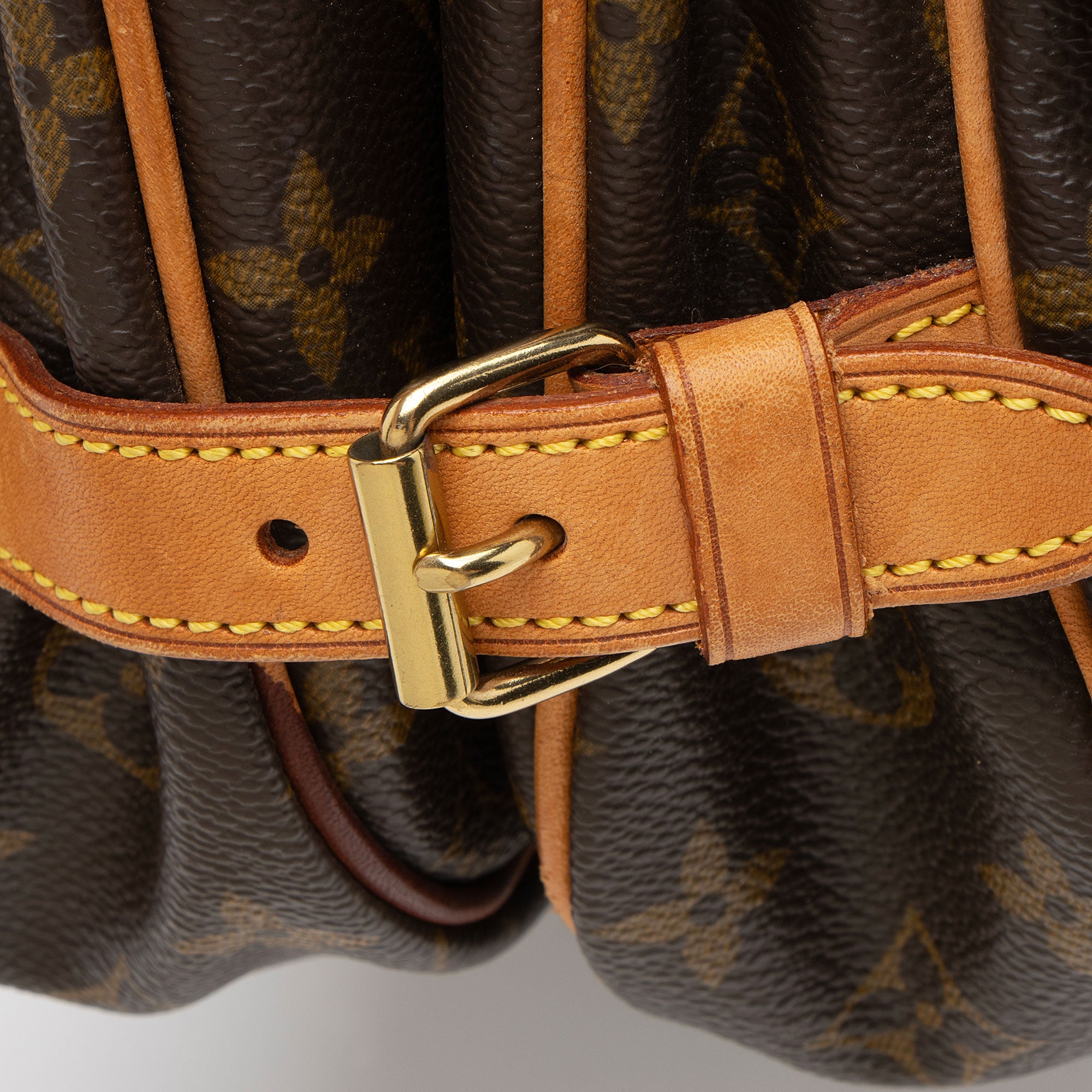 Louis Vuitton Vintage Monogram Canvas Saumur 30 Messenger (SHF-jWAQc2)