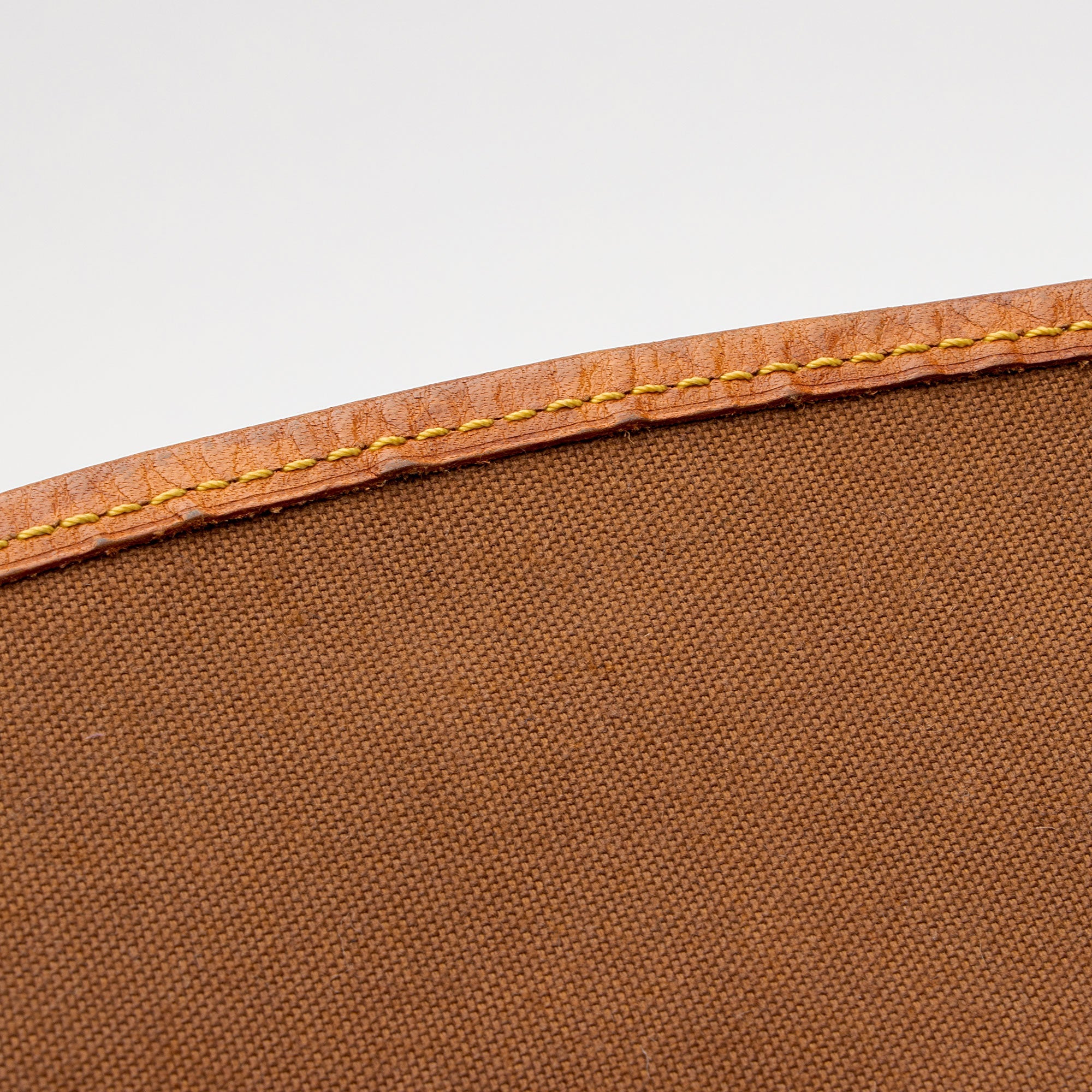 Louis Vuitton Vintage Monogram Canvas Saumur 35 Messenger Bag (SHF-Tk3PjK)