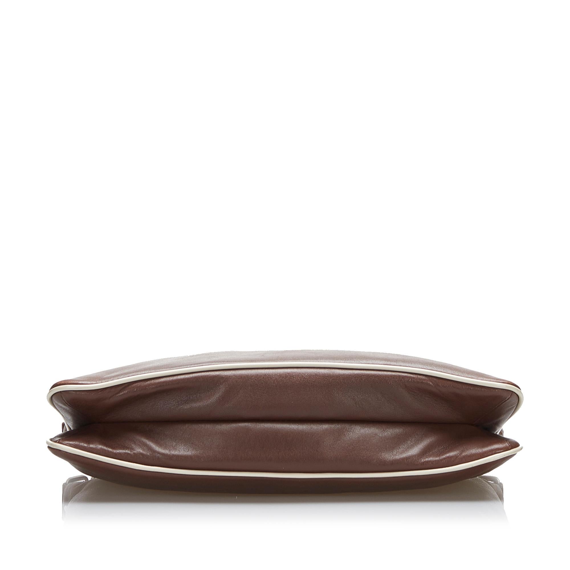 Prada Leather Shoulder bag (SHG-ySalan)