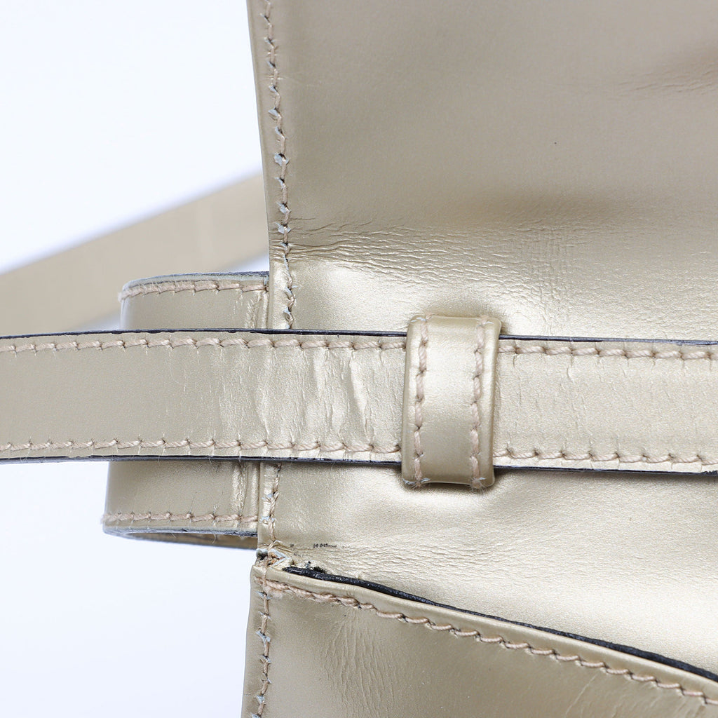 Salvatore Ferragamo Metallic Patent Leather Vara Crossbody Bag (SHF-u2KC7g)