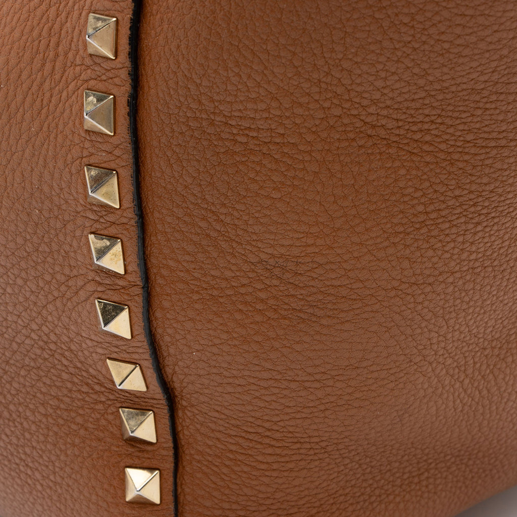 Valentino Grainy Calfskin Rockstud Medium Tote (SHF-7UH6kc)