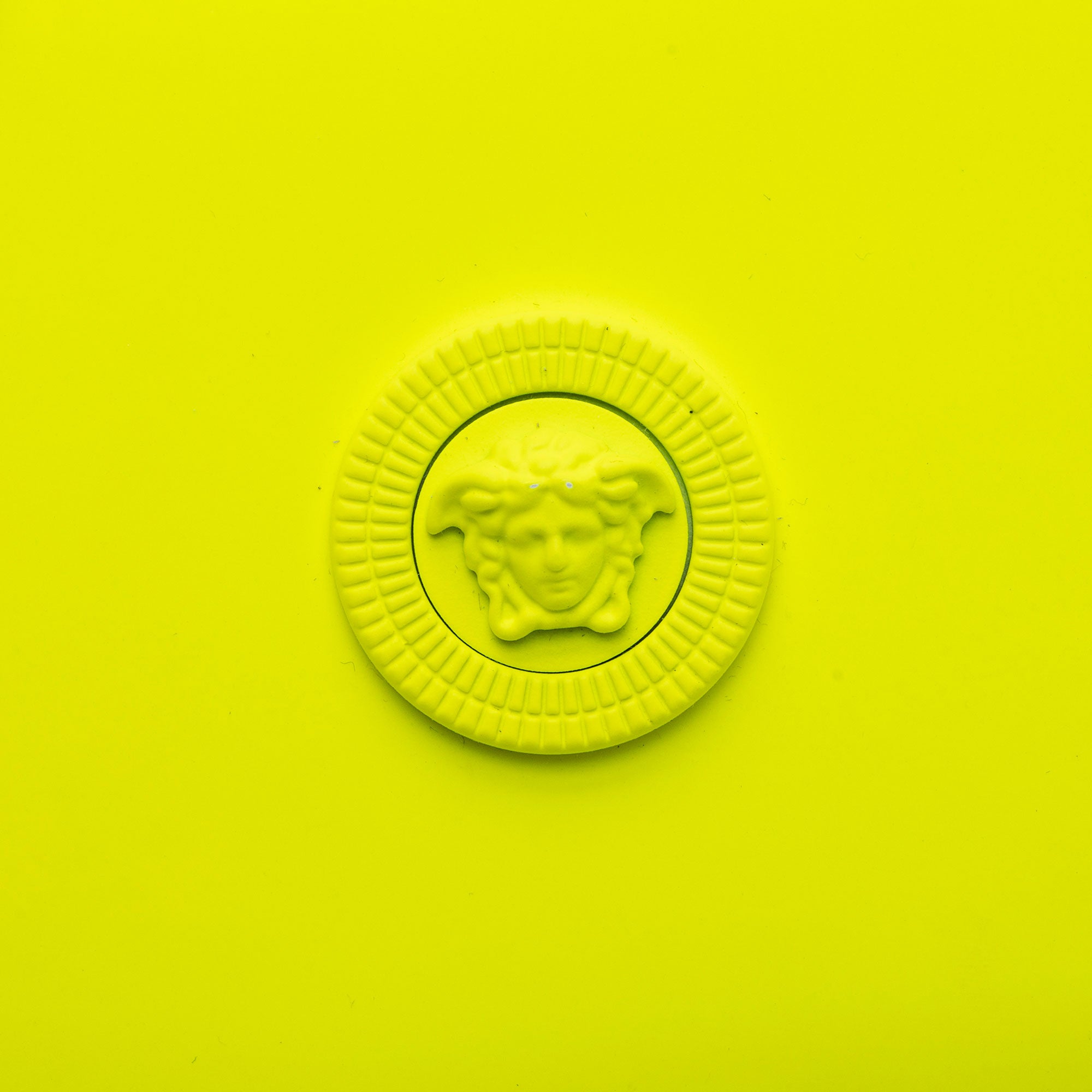 Versace Rubberized Calfskin Medusa Zip Bi-Fold Wallet (SHF-WKnEPa)