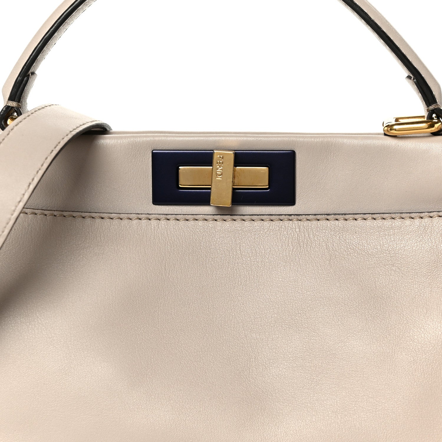 Vitello Seta Shiny Nappa Medium Peekaboo Iconic Satchel Grigio Polvere Magenta